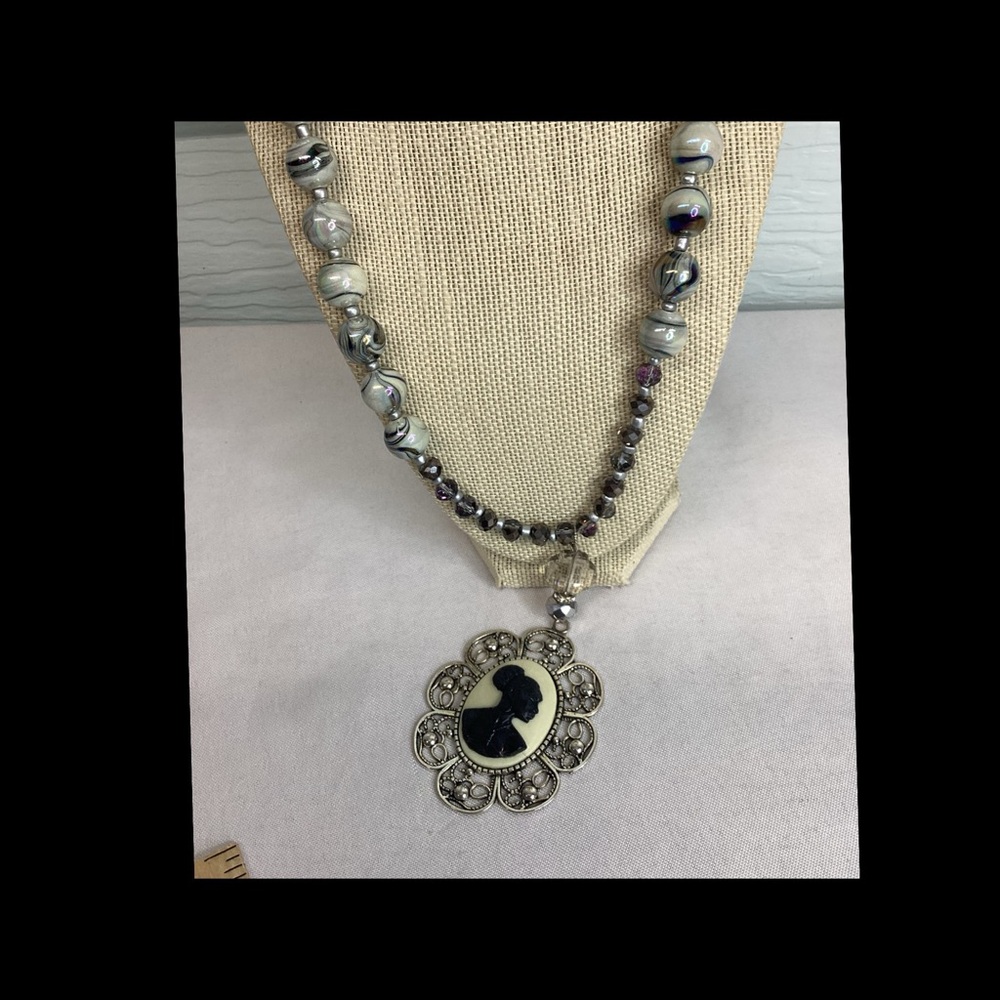 Black and Cream cameo necklace. - Picture 5 of 5